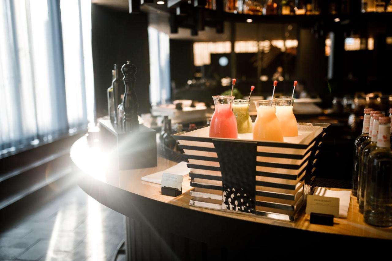 Roomers Munich, Autograph Collection Ngoại thất bức ảnh A selection of cocktails at a bar