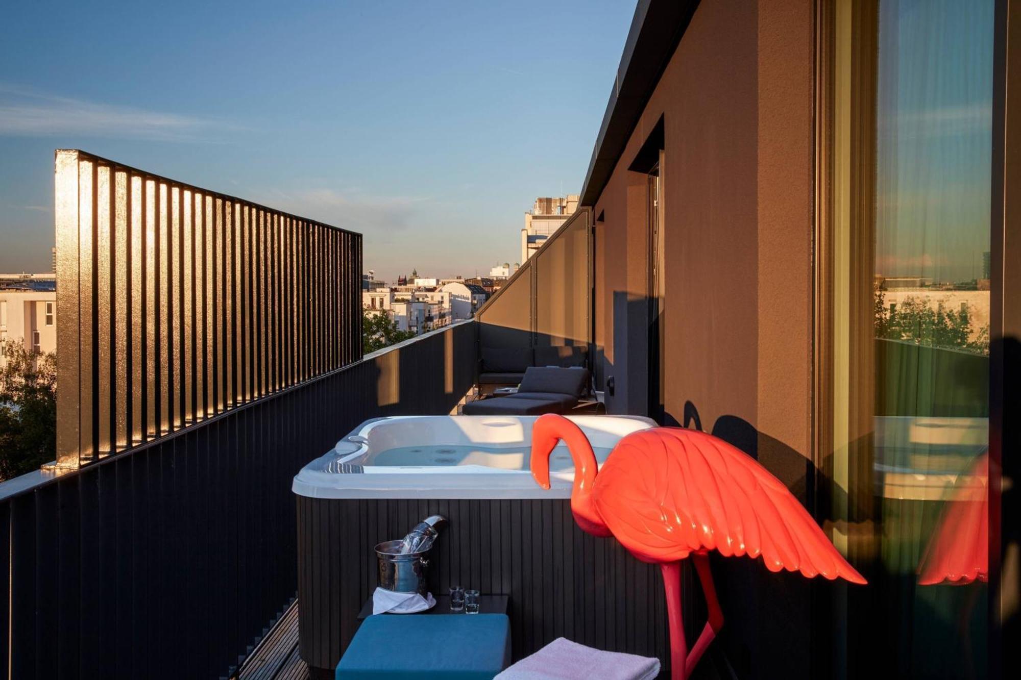 Roomers Munich, Autograph Collection Ngoại thất bức ảnh A rooftop hot tub