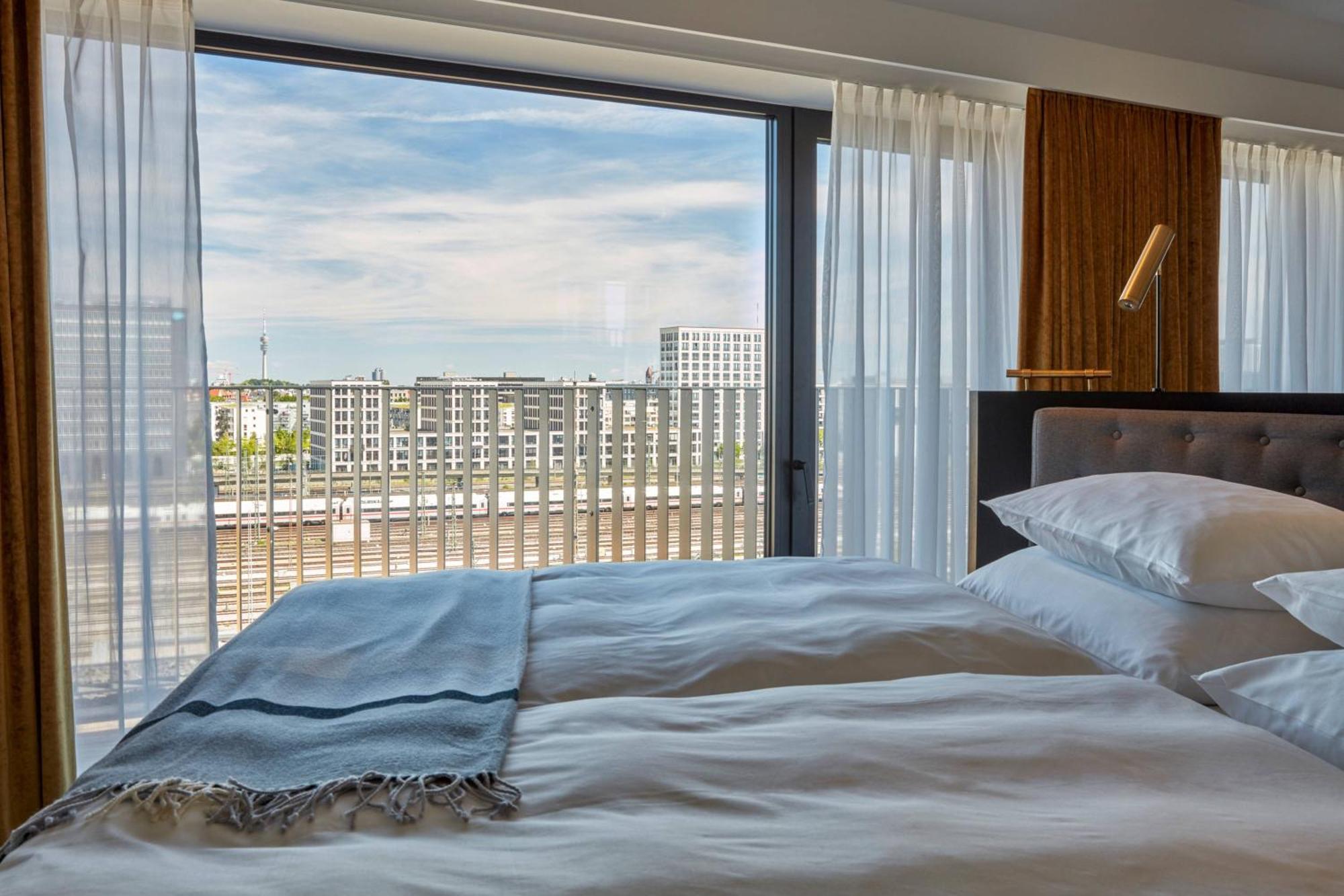 Roomers Munich, Autograph Collection Ngoại thất bức ảnh A bedroom at the hotel