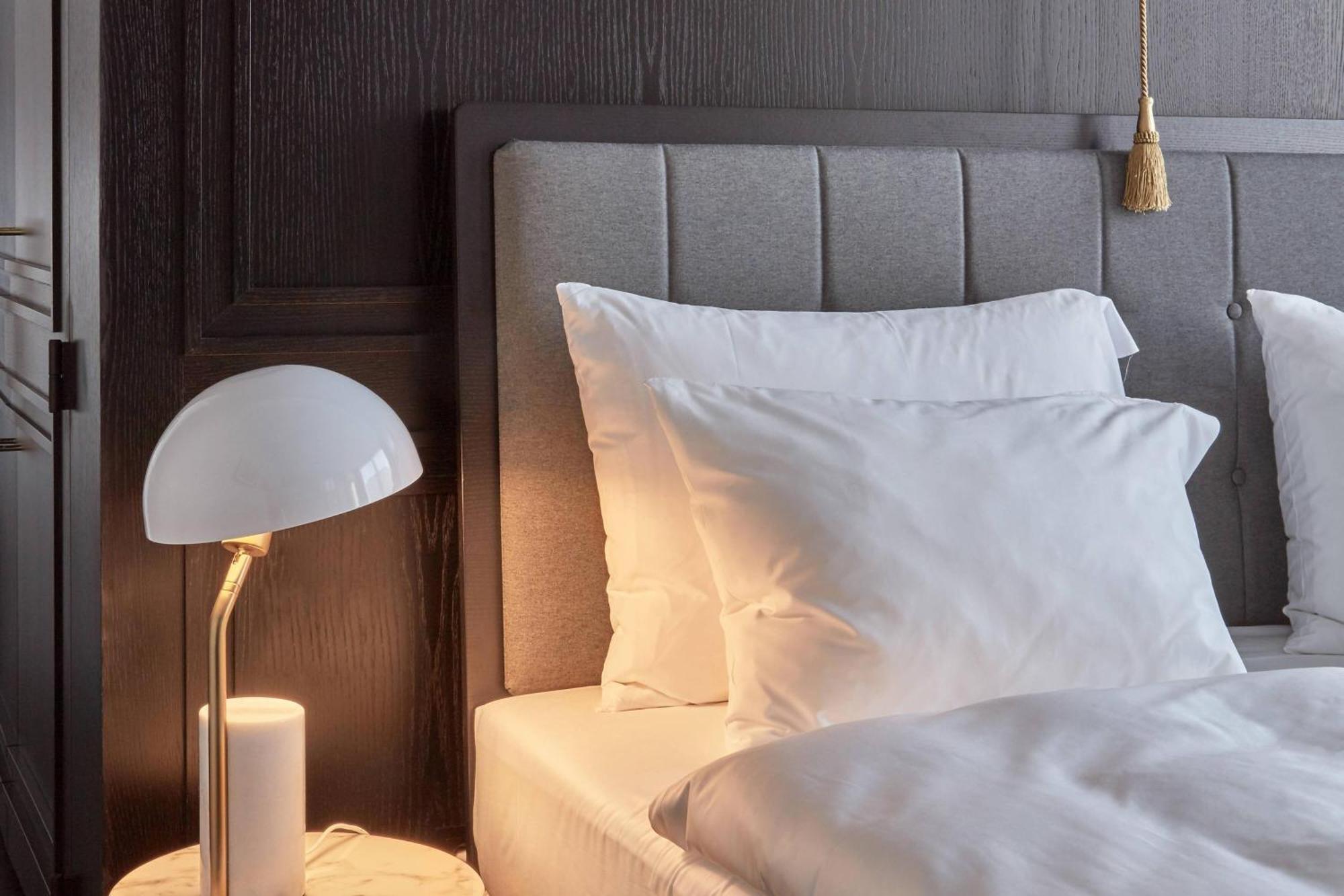 Roomers Munich, Autograph Collection Ngoại thất bức ảnh A bed with pillows