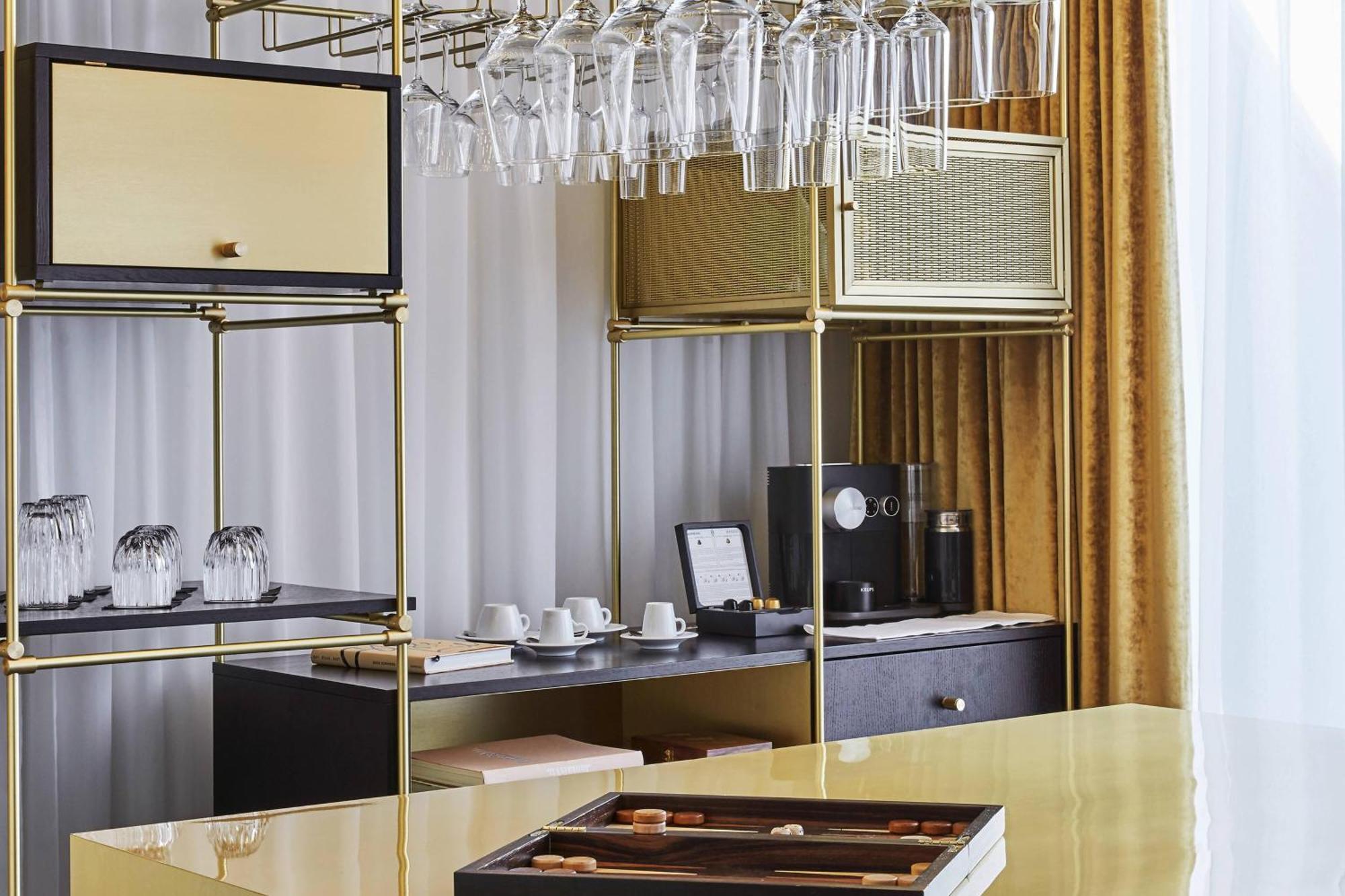 Roomers Munich, Autograph Collection Ngoại thất bức ảnh A mini-bar in a hotel room