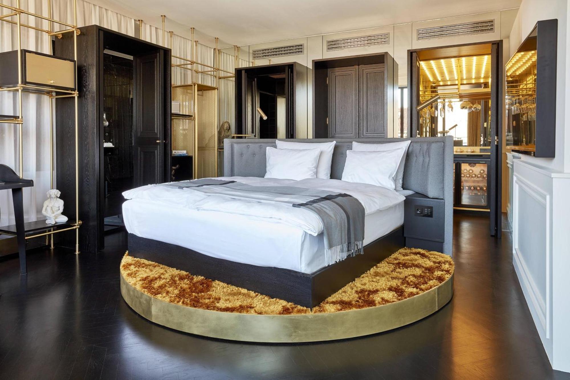 Roomers Munich, Autograph Collection Ngoại thất bức ảnh A bedroom at the Mandarin Oriental, Munich