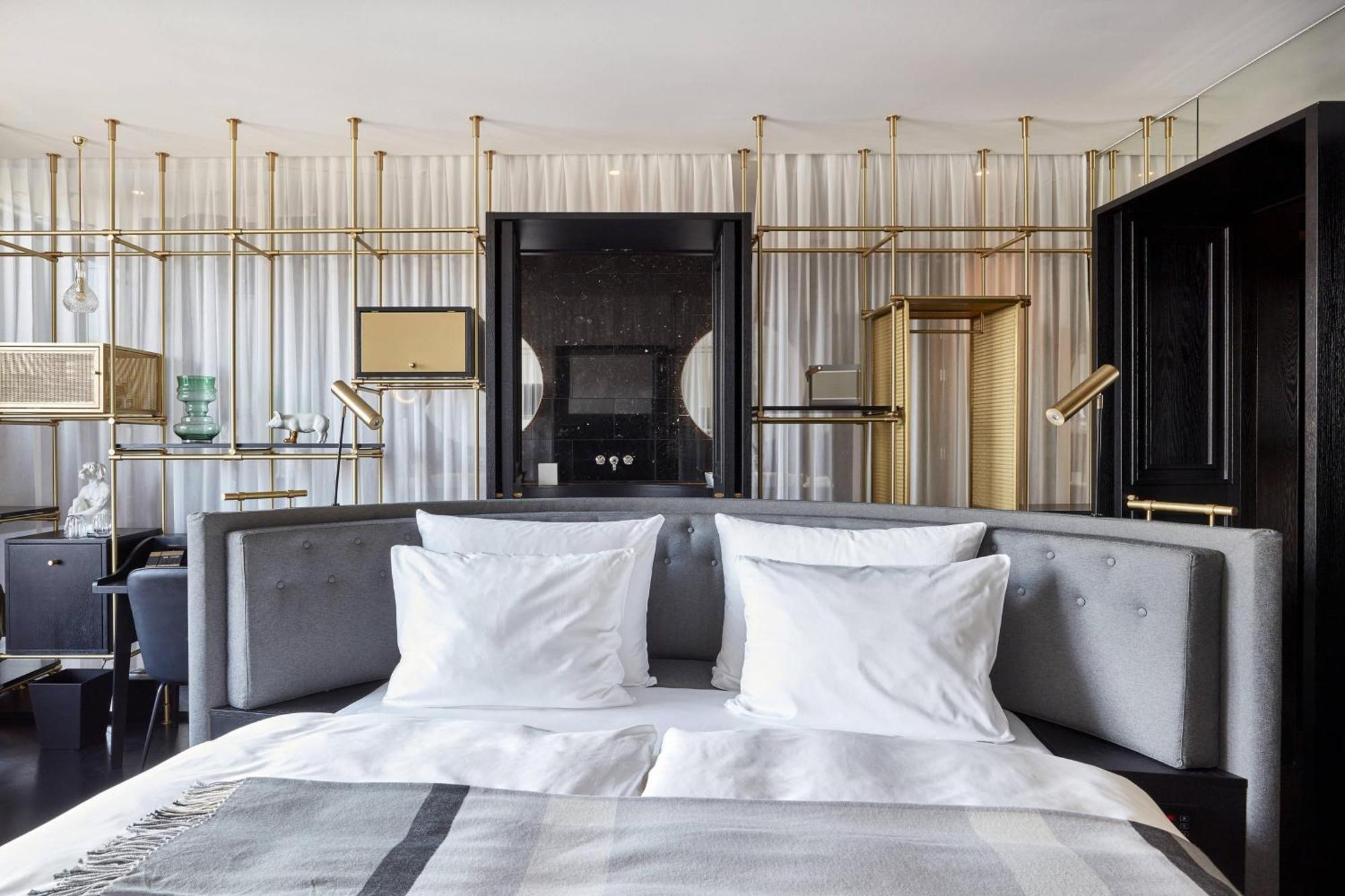 Roomers Munich, Autograph Collection Ngoại thất bức ảnh A bedroom at the Mandarin Oriental
